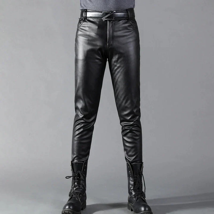 Pantalon en cuir homme ajusté noir brillant, style élégant et moderne, offrant confort et durabilité exceptionnelle.