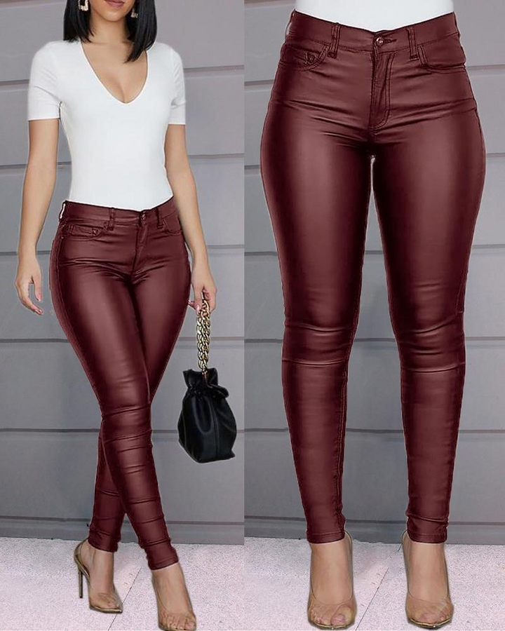 Bas femme chic en cuir stretch noir, coupe ajustée, offrant un confort inégalé et un style tendance.