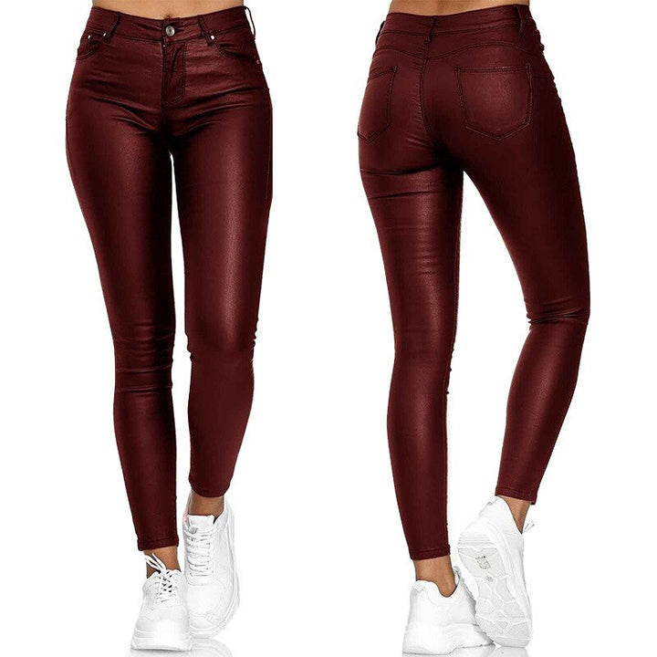 Mode féminine: pantalon taille haute en simili cuir stretch noir, très confortable et moderne.