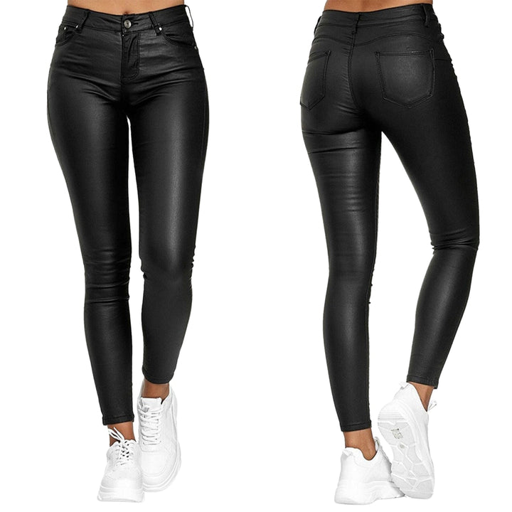 Pantalon femme élégant en cuir stretch noir, un bas indispensable pour un look tendance automne.
