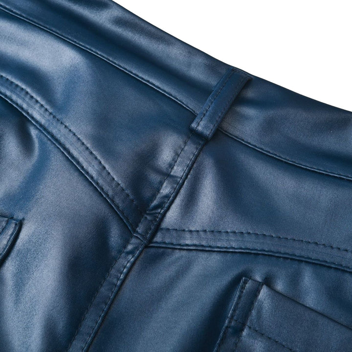 Tendance automne: pantalon en simili cuir stretch noir pour femme, chic et décontracté.