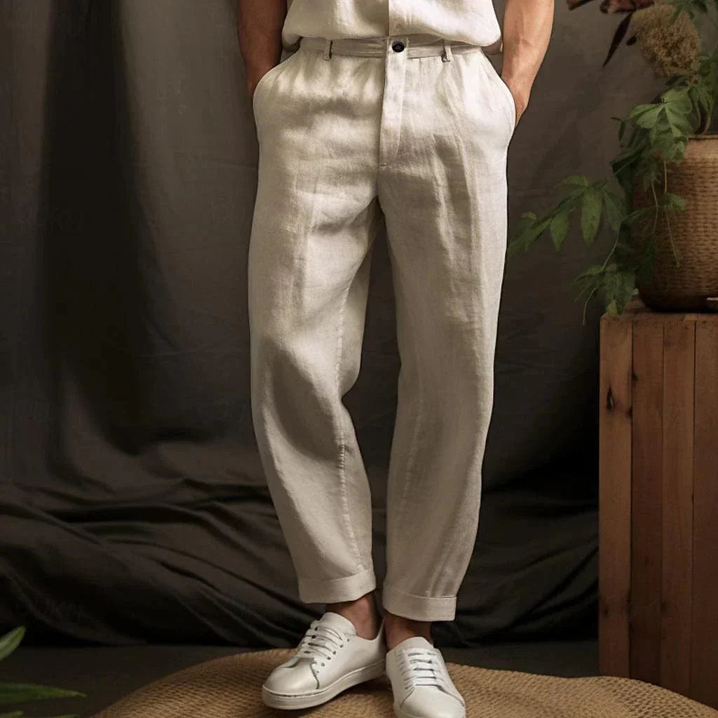 "Pantalon en lin léger et ajusté pour hommes, élégant et respirant, idéal pour une tenue estivale confortable et chic."