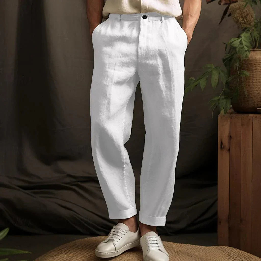"Pantalon en lin léger et ajusté pour hommes, élégant et respirant, idéal pour une tenue estivale confortable et chic."