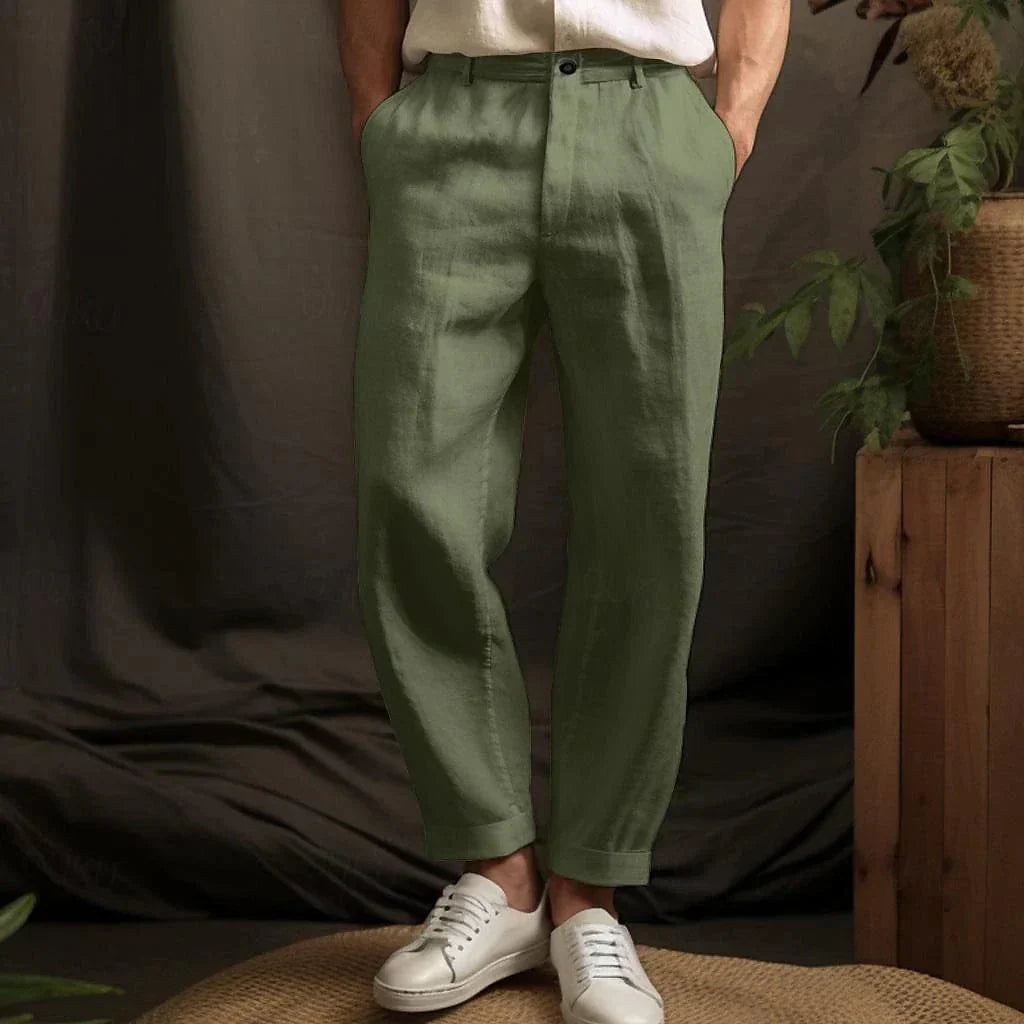 "Pantalon en lin léger et ajusté pour hommes, élégant et respirant, idéal pour une tenue estivale confortable et chic."
