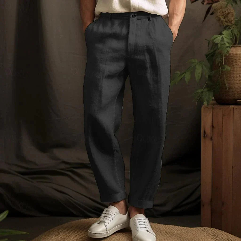 "Pantalon en lin léger et ajusté pour hommes, élégant et respirant, idéal pour une tenue estivale confortable et chic."