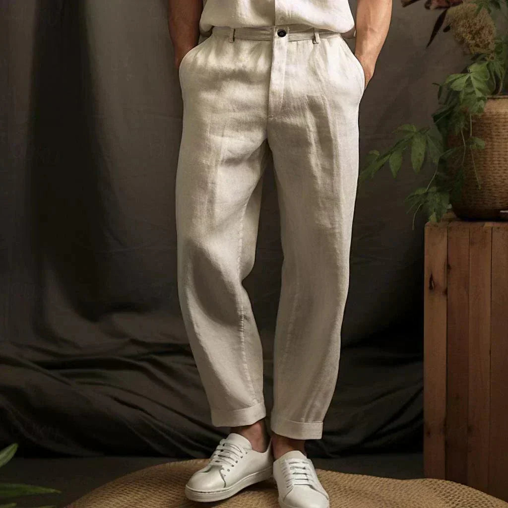 "Pantalon en lin léger pour homme, style décontracté, jambes amples et chevilles effilées, parfait pour l'été."