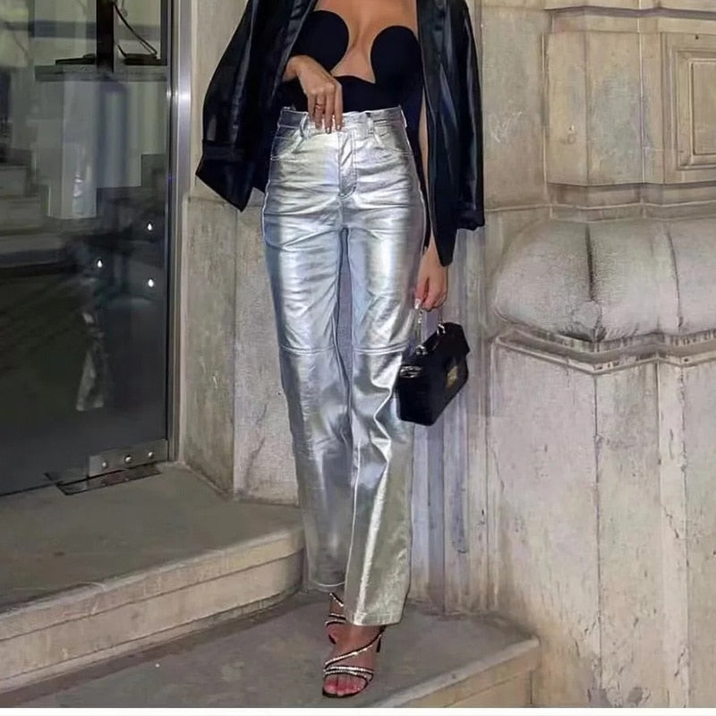 Pantalon femme argenté, coupe flatteuse, tissu soyeux. Elégant et confortable.