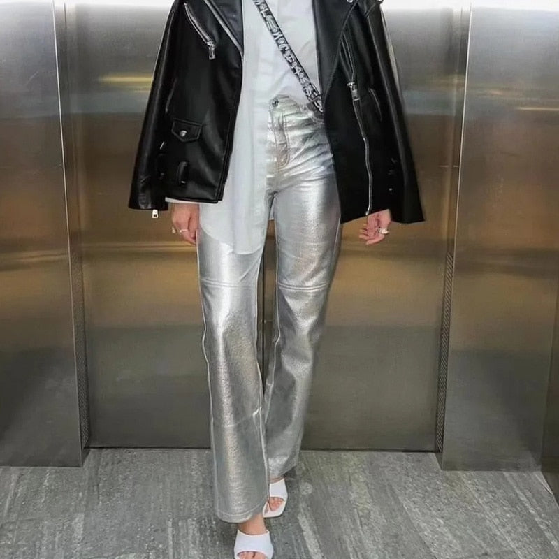 Pantalon femme argenté, coupe flatteuse, tissu soyeux. Elégant et confortable.