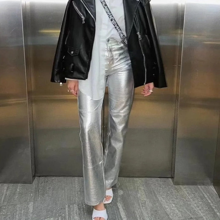 Pantalon femme argenté, coupe flatteuse, tissu soyeux. Elégant et confortable.