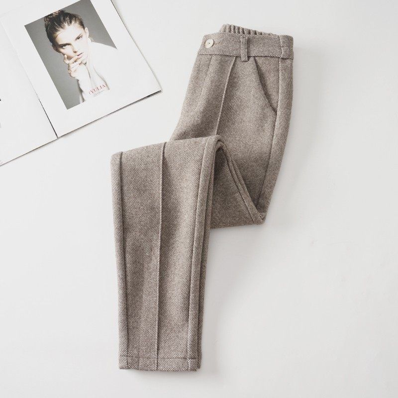 Pantalon femme élégant et chaud, coupe fuselée moderne, parfait pour le confort et le style hivernal.
