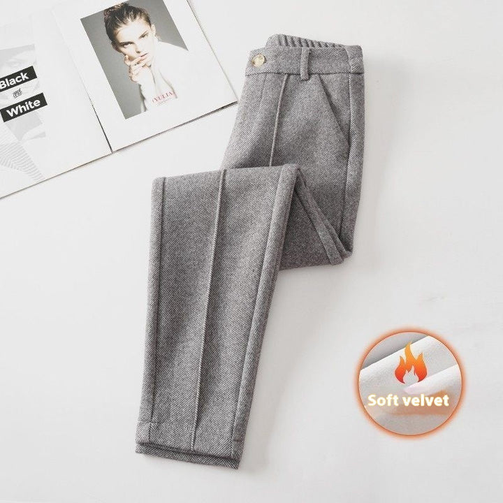 Tenue hiver: Pantalon femme chaud à taille haute, coupe fuselée avec plis. Chic et confortable.