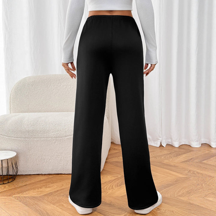 Élégant pantalon velours femme décontracté, coupe ample et taille élastiquée pour un confort hivernal.