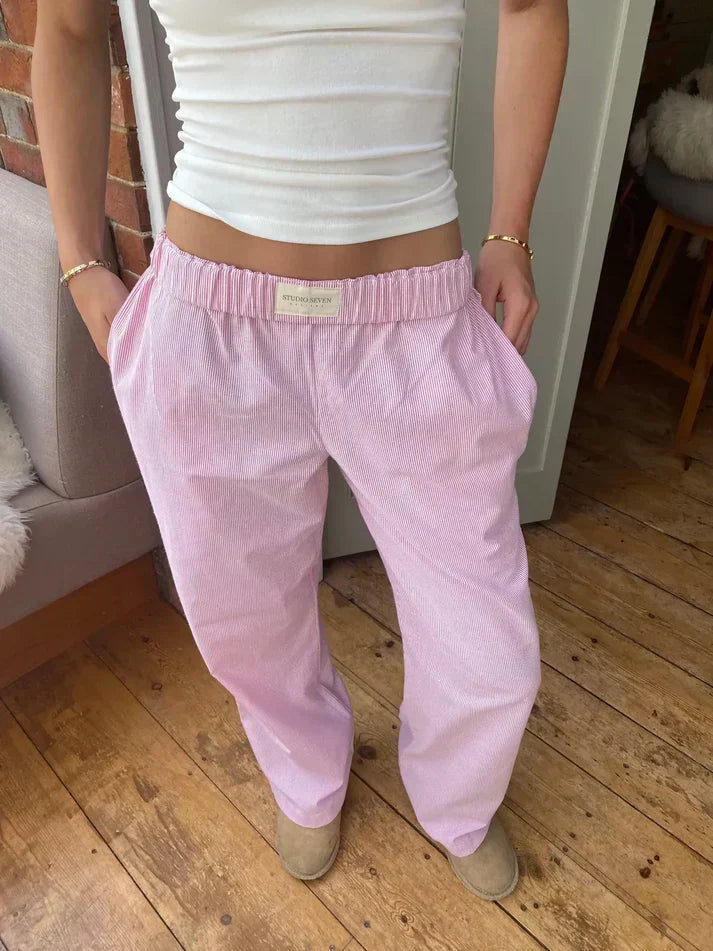 Pantalon femme décontracté en coton à rayures pour l'été, style ample et confortable.