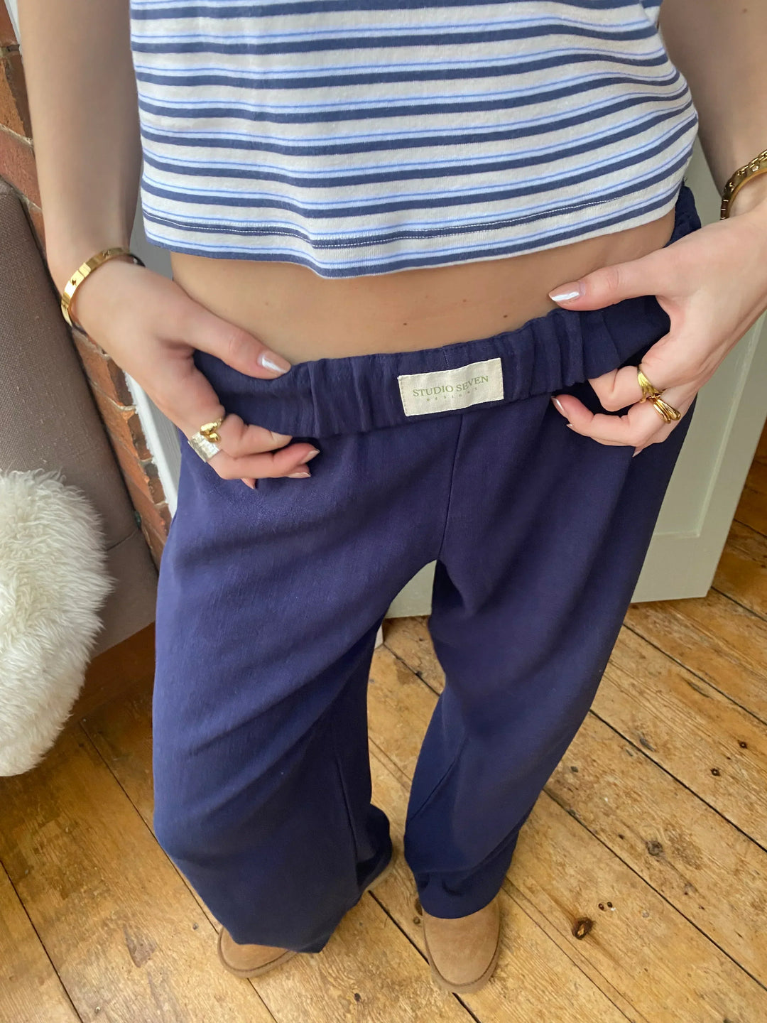 Pantalon femme à rayures classiques, coton décontracté, élégant pour la mode estivale.