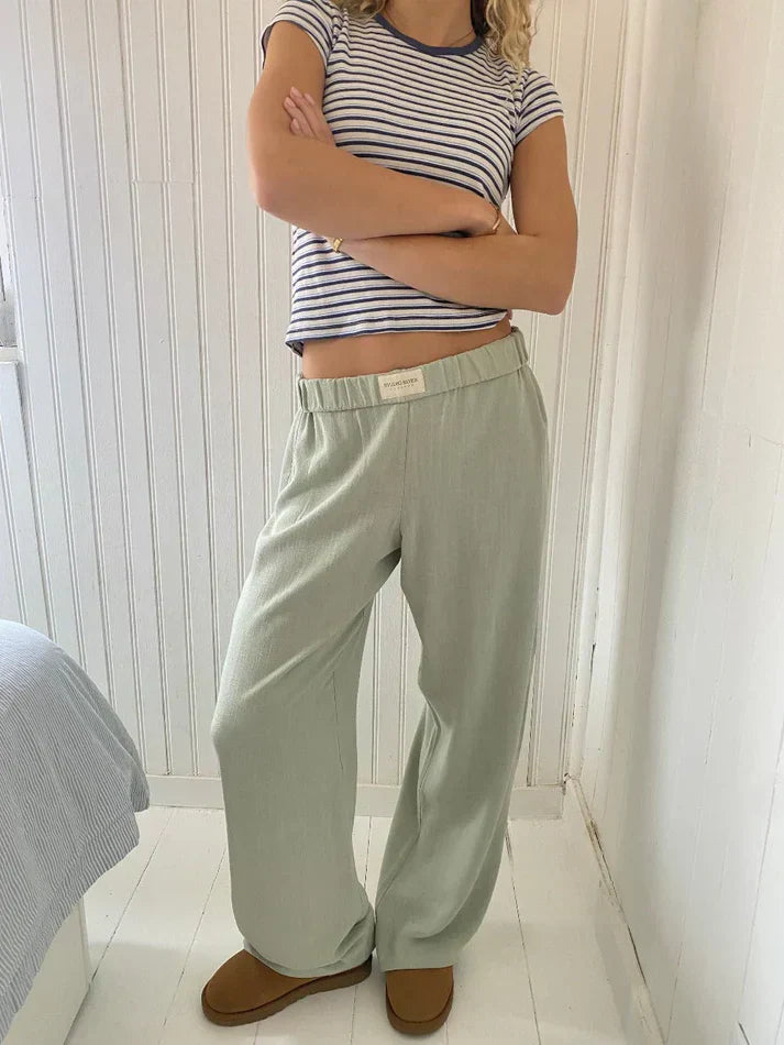 Rayures élégantes sur pantalon femme en coton, style décontracté, parfait pour la saison estivale.
