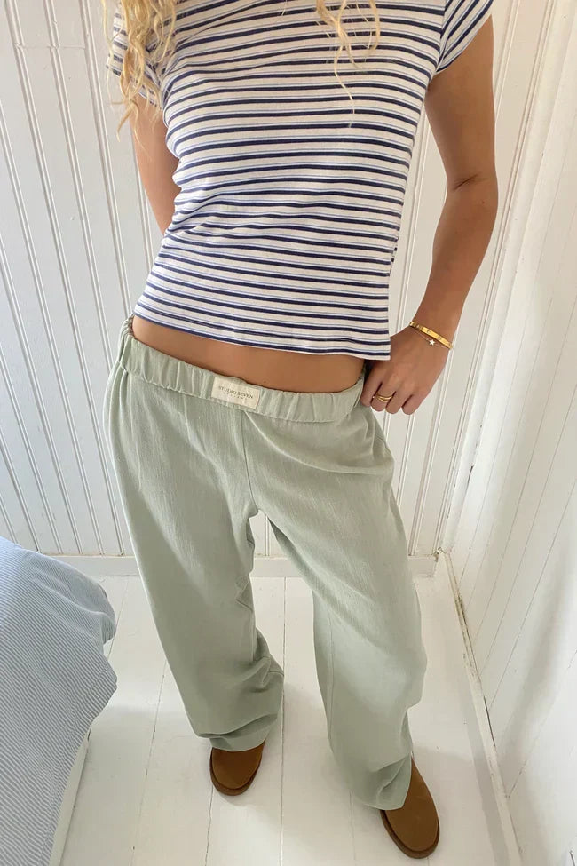 Pantalon femme coupe ample à rayures, en coton, pour un confort optimal et un look décontracté moderne.