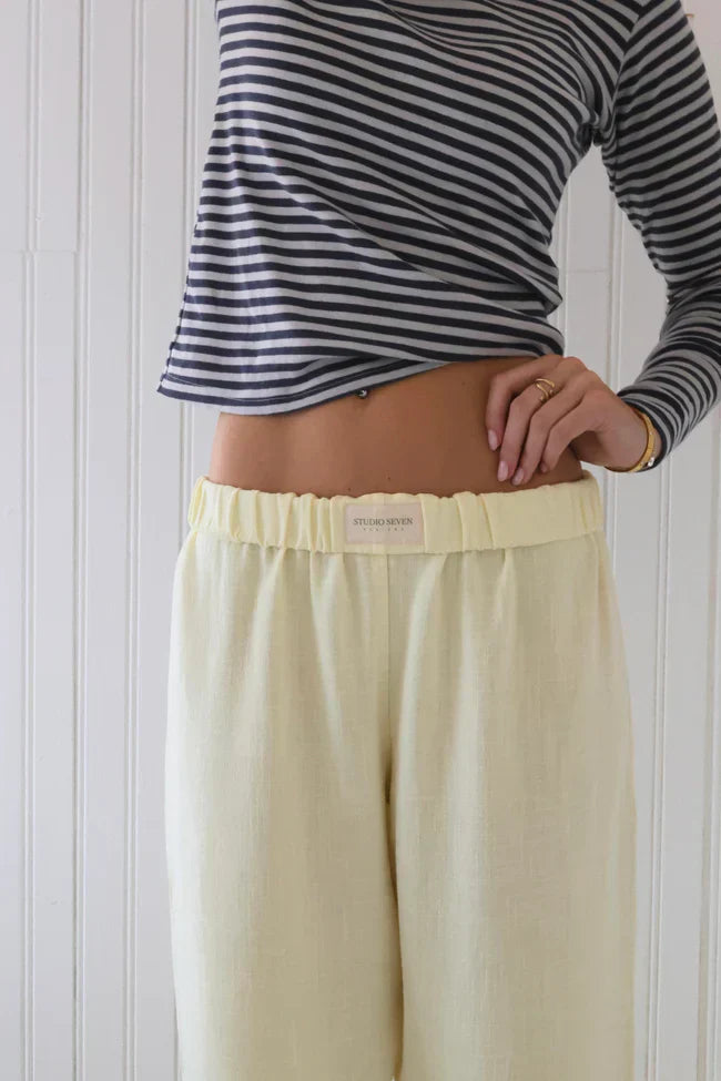 Pantalon femme à rayures, en coton léger, alliant confort décontracté et style chic pour l'été.
