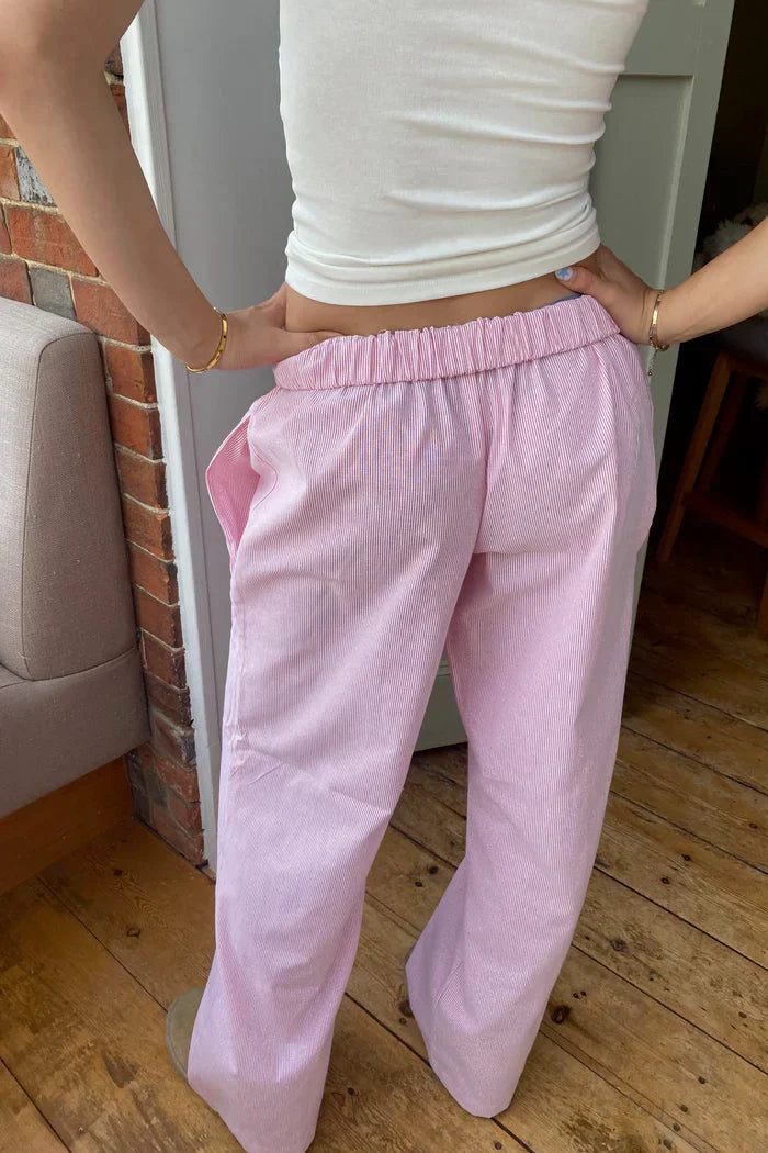 Pantalon à rayures chic pour femme, style décontracté, parfait pour un look d'été polyvalent et tendance.