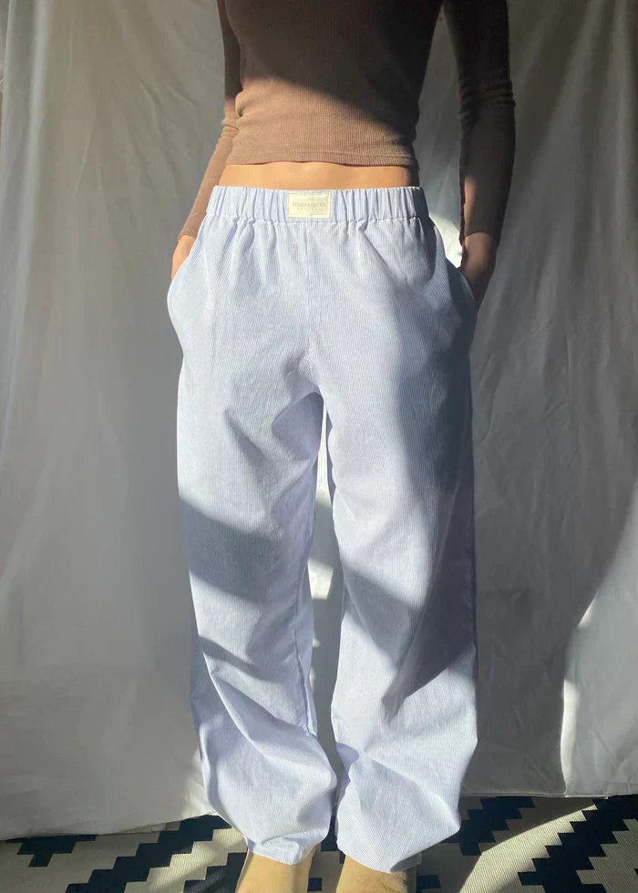Détail ceinture pantalon femme décontracté à rayures en coton, confort et mode estivale.