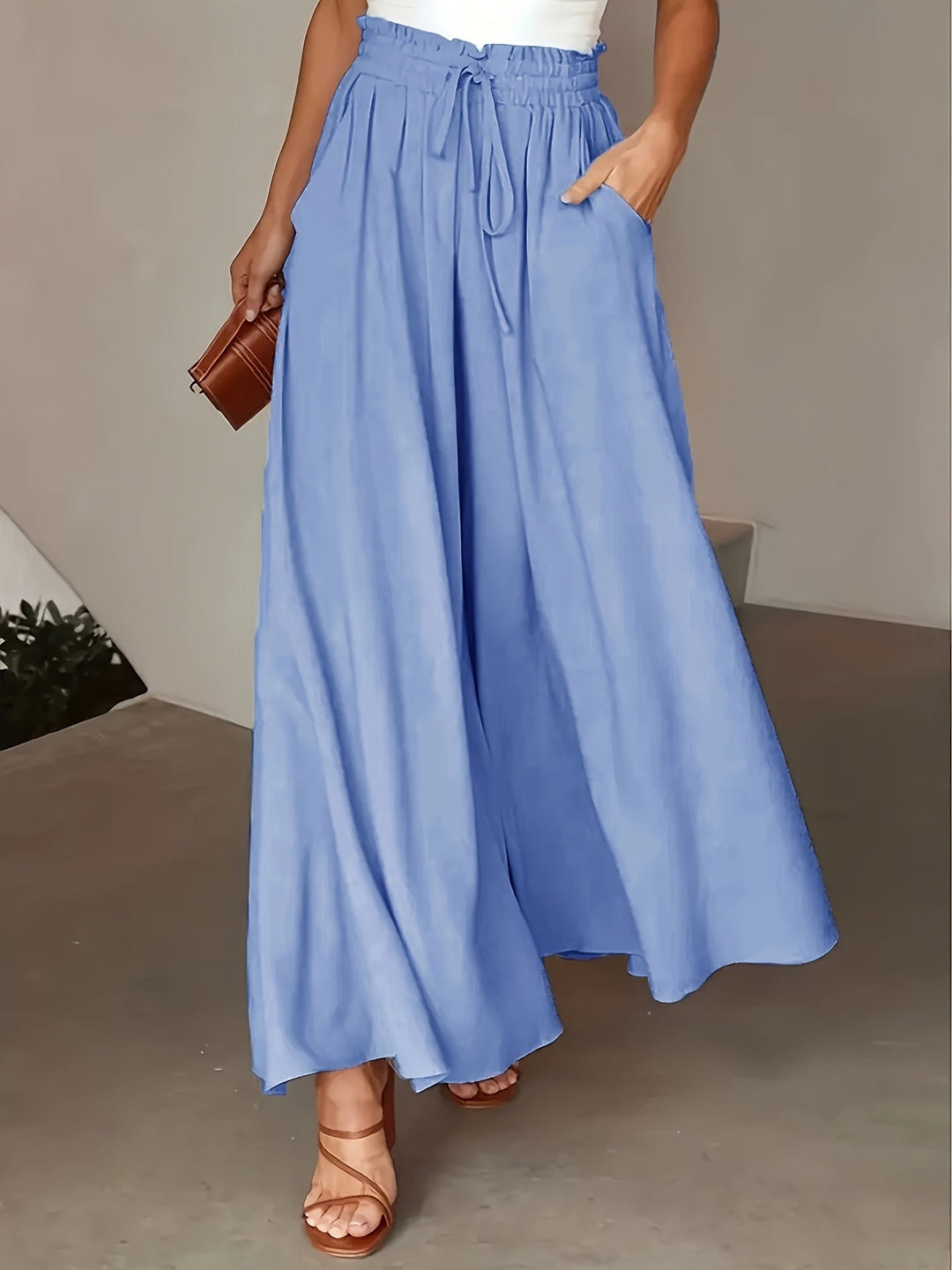 Pantalon femme jambe large élégant, idéal pour un look chic et confortable en toutes saisons.
