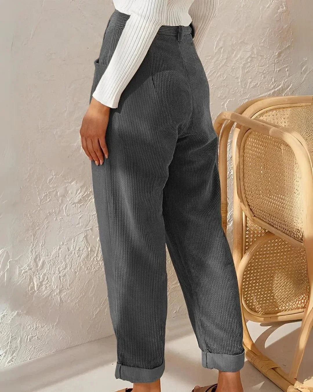 Pantalon femme polyvalent, du bureau aux loisirs. Offre un confort stylé et une allure chic décontractée.