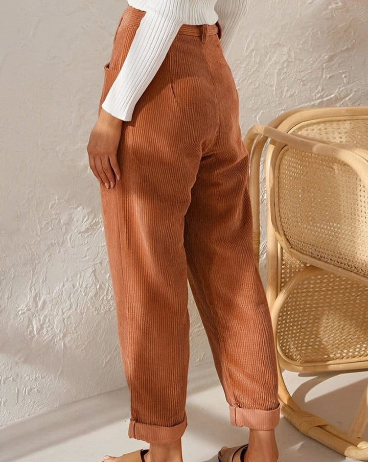 Pantalon côtelé femme noir, coupe ample et décontractée. Idéal pour un style casual chic et ultra-confortable.