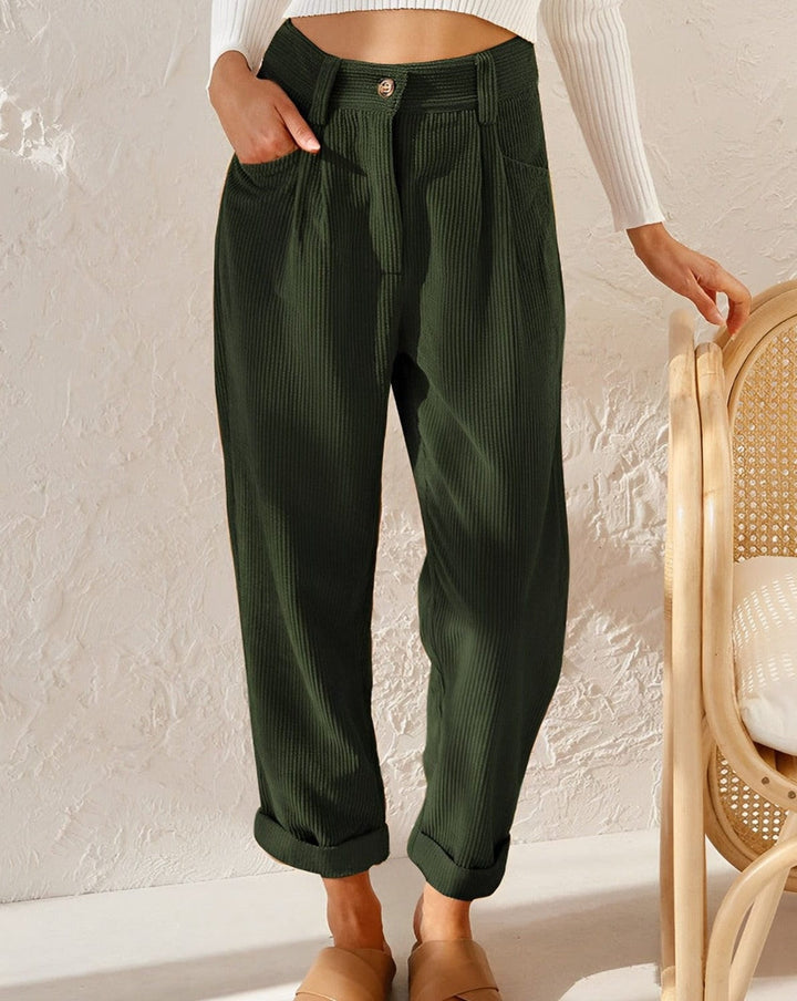 Pantalon femme mode, design épuré. Créer une tenue contemporaine, élégante et décontractée avec aisance.