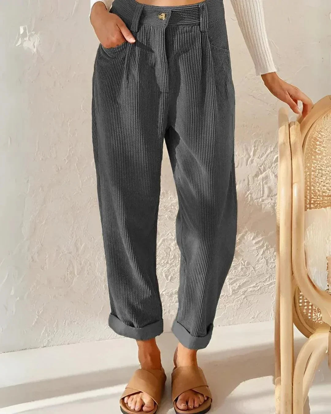 Pantalon femme léger, idéal printemps/été. Allie aisance, confort et élégance décontractée pour vos journées.
