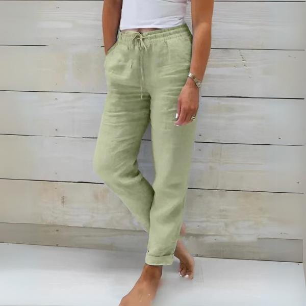 Vue arrière d'un pantalon fluide respirant pour femmes, coupe confortable et décontractée, essentiel pour l'été.