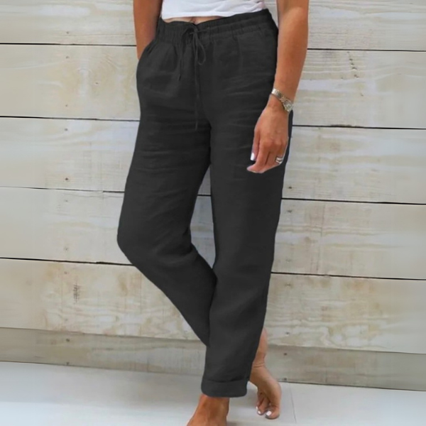 Gros plan sur la taille élastique d'un pantalon fluide femme léger et respirant, pour un confort optimal en été.