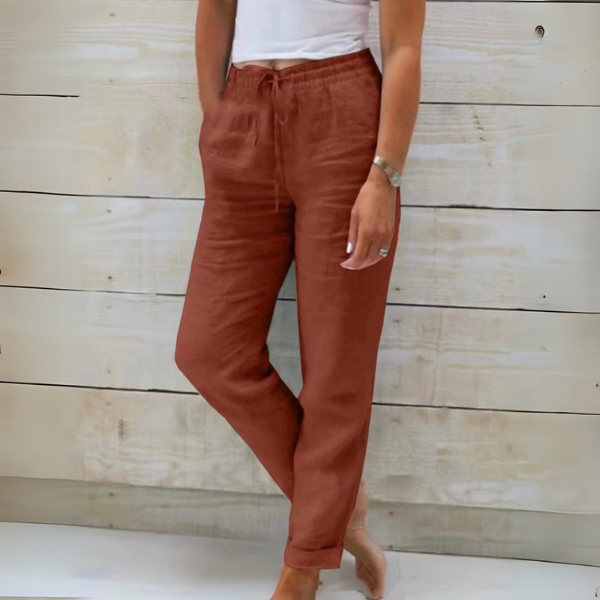 Pantalon fluide d'été femme bleu marine, léger et frais. Idéal pour des moments de détente ou des sorties estivales chics.