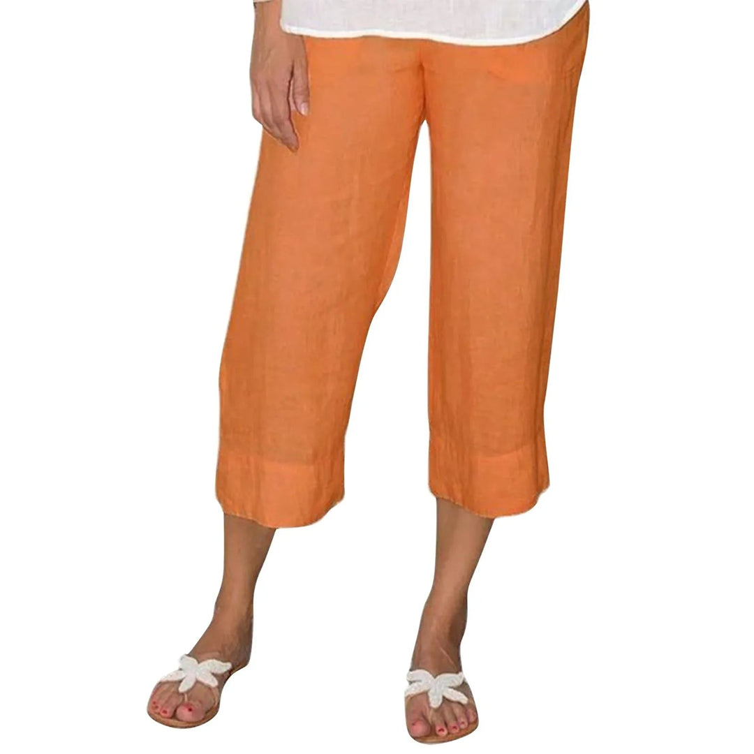 Femme portant un pantalon décontracté en lin, fluide, taille haute. Look estival mode et confortable.