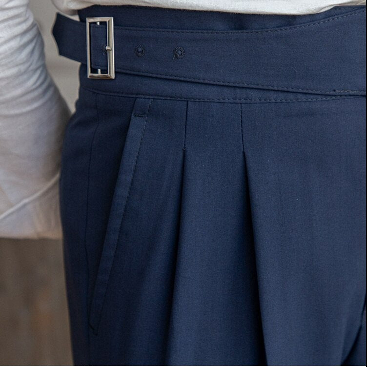 Pantalon Gurkha homme, coupe droite, taille haute, style rétro élégant.