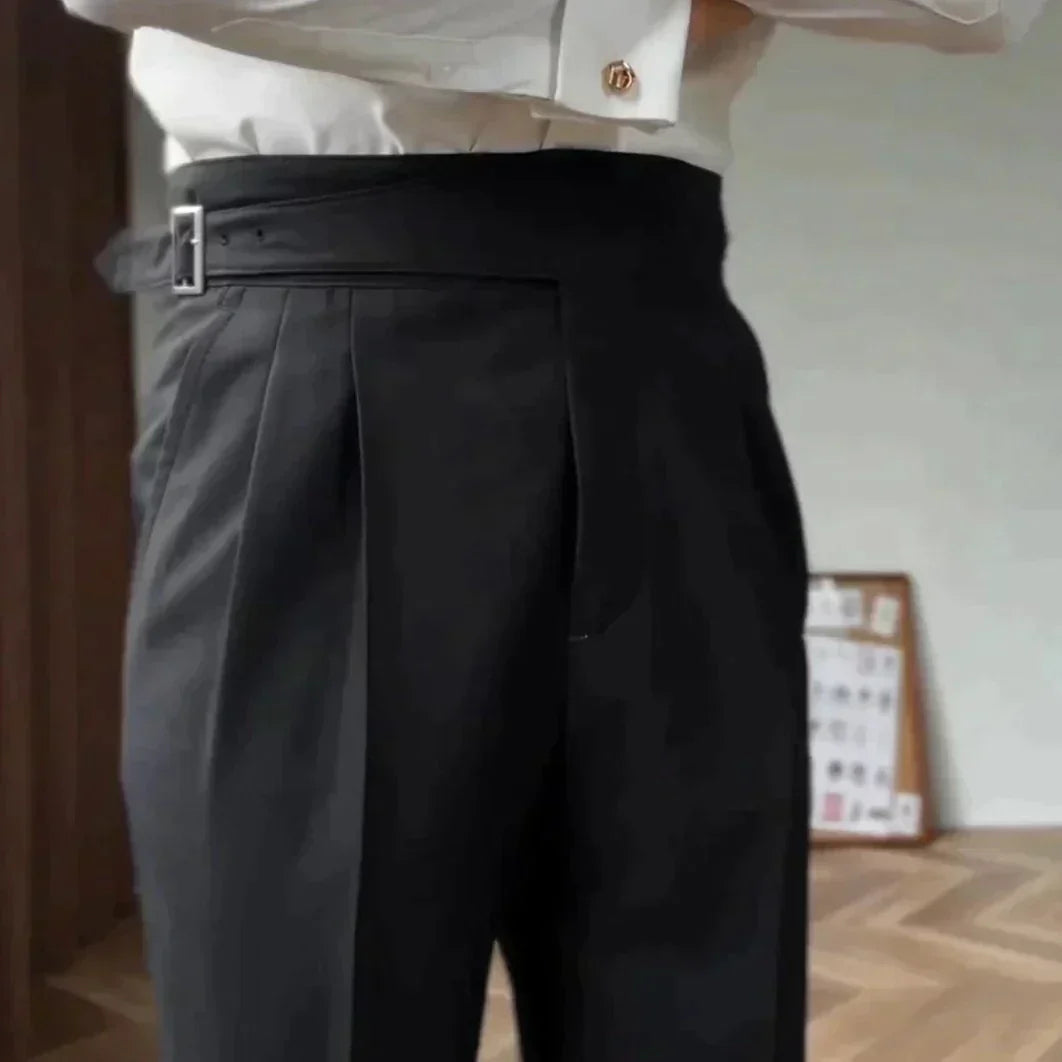 Pantalon habillé Alboin pour homme, coloris classique, coupe ajustée, avec boucle élégante.