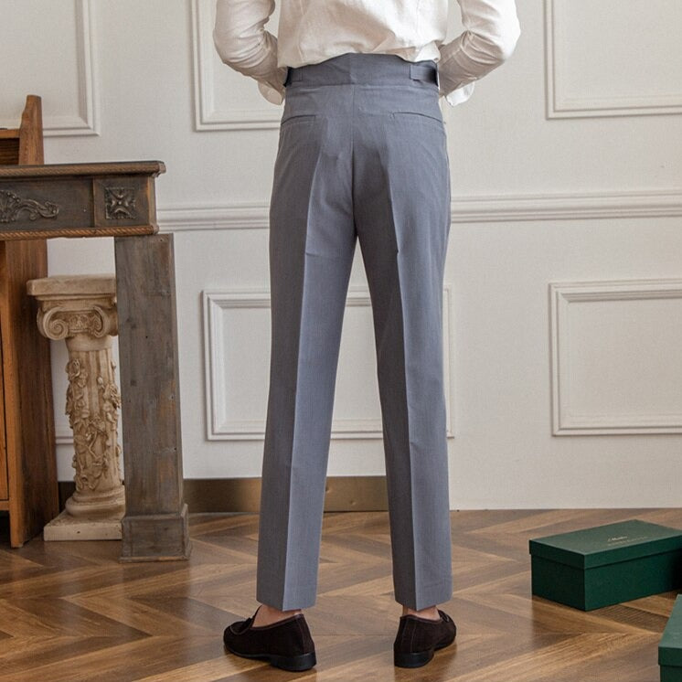 Vue arrière du pantalon habillé Alboin, mettant en valeur la coupe et la boucle élégante.