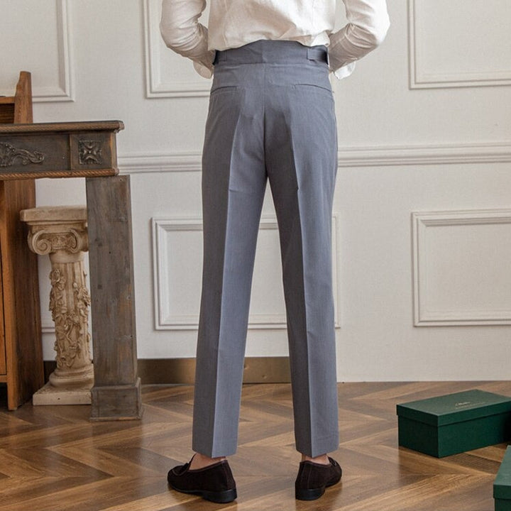 Vue arrière du pantalon habillé Alboin, mettant en valeur la coupe et la boucle élégante.