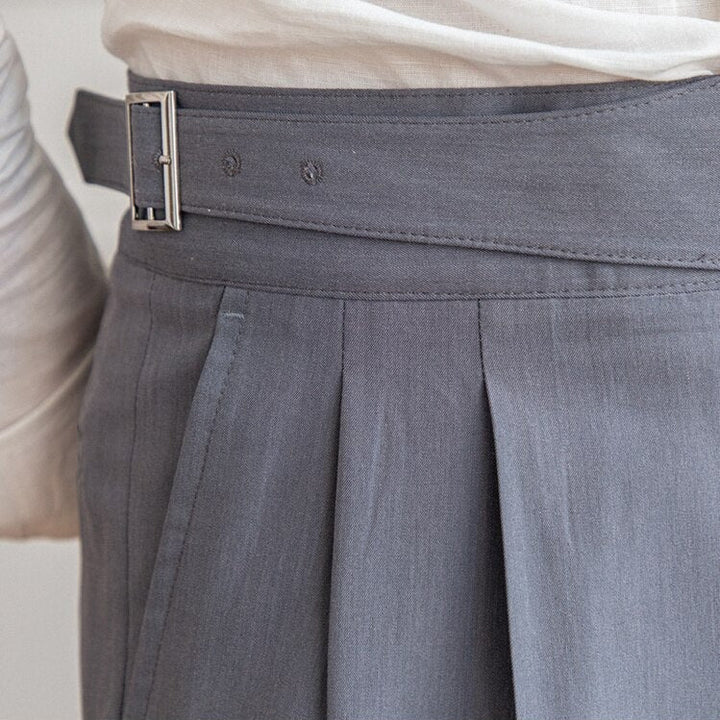 Pantalon homme Alboin noir, habillé, avec boucle chic, indispensable pour la mode masculine moderne.