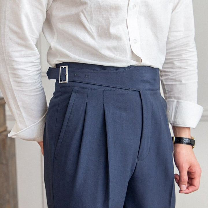 Style: Homme marchant en pantalon Alboin élégant avec boucle, look moderne et confiant.