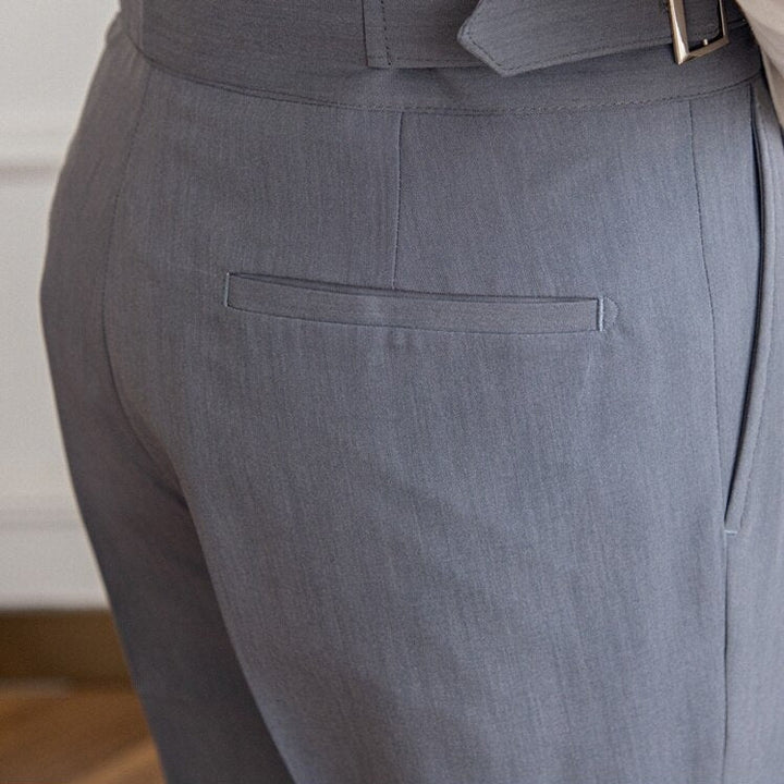 Pantalon Alboin pour homme, design chic et polyvalent, avec boucle distinctive, coupe ajustée.