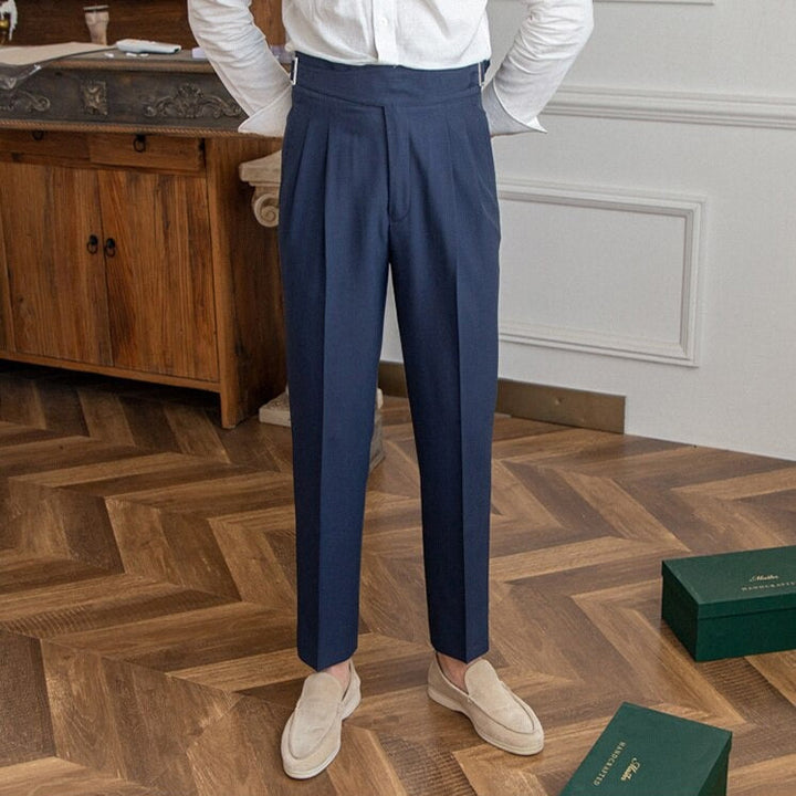 Pantalon habillé homme Alboin, un essentiel mode, avec boucle élégante pour un style affirmé.