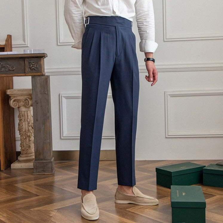 Zoom sur la jambe du pantalon Alboin, coupe ajustée, et la finition de la boucle chic.