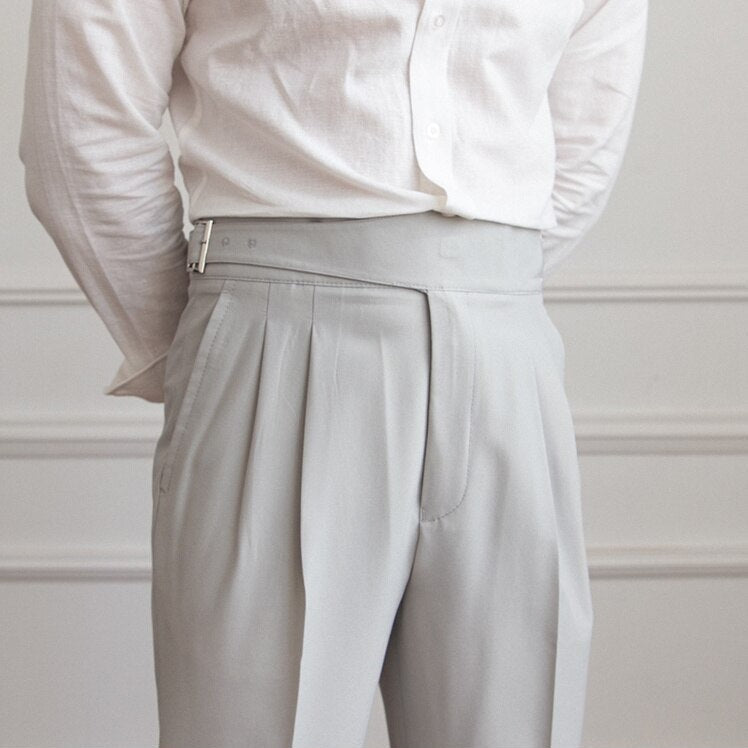 Pantalon homme Alboin élégant, style moderne, parfait pour bureau ou soirées, avec boucle distincte.