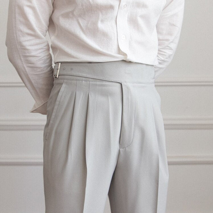 Pantalon homme Alboin élégant, style moderne, parfait pour bureau ou soirées, avec boucle distincte.