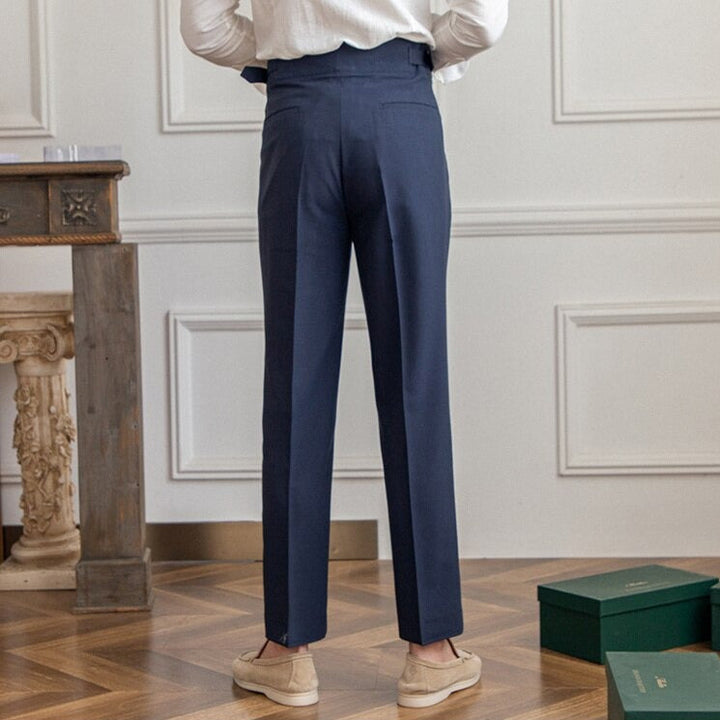 Vue latérale du pantalon Alboin homme, coupe ajustée, montrant la boucle élégante et discrète.
