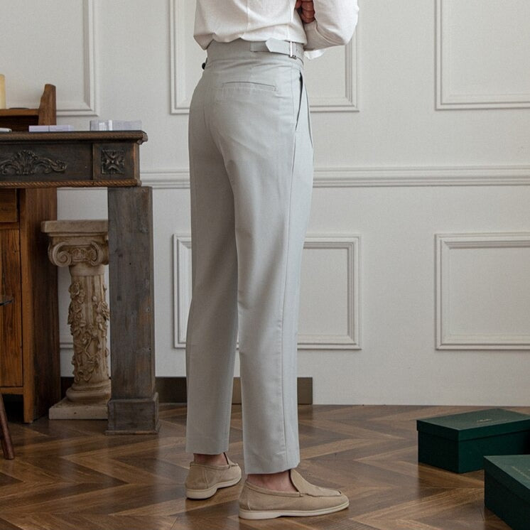 Détail: Boucle métallique élégante du pantalon habillé homme Alboin, ajoutant une touche chic.