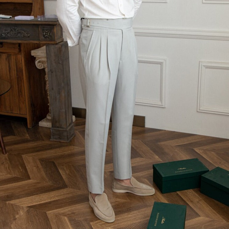 Texture du pantalon habillé homme Alboin, avec accent sur la boucle chic et la coupe ajustée.