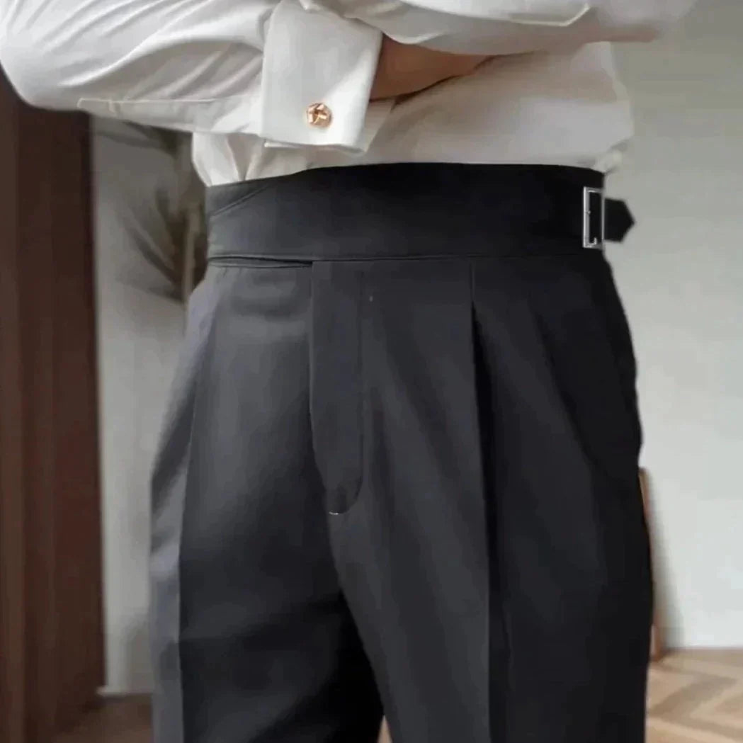 Pantalon homme Alboin, coupe moderne et élégante, détail de la boucle, confort et style assurés.