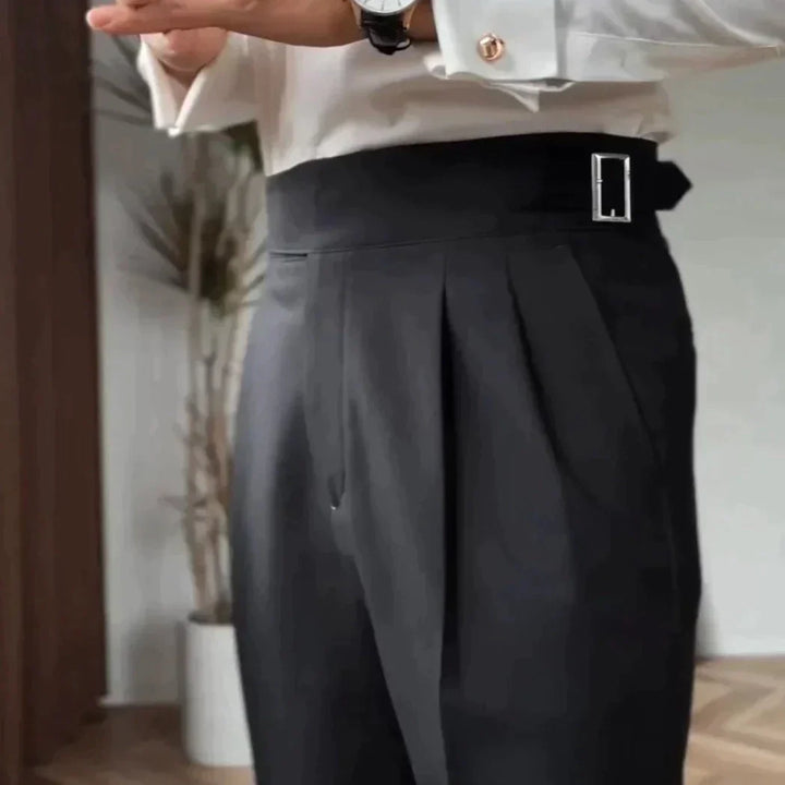 Gros plan sur la boucle décorative du pantalon habillé homme Alboin, chic et sophistiquée.
