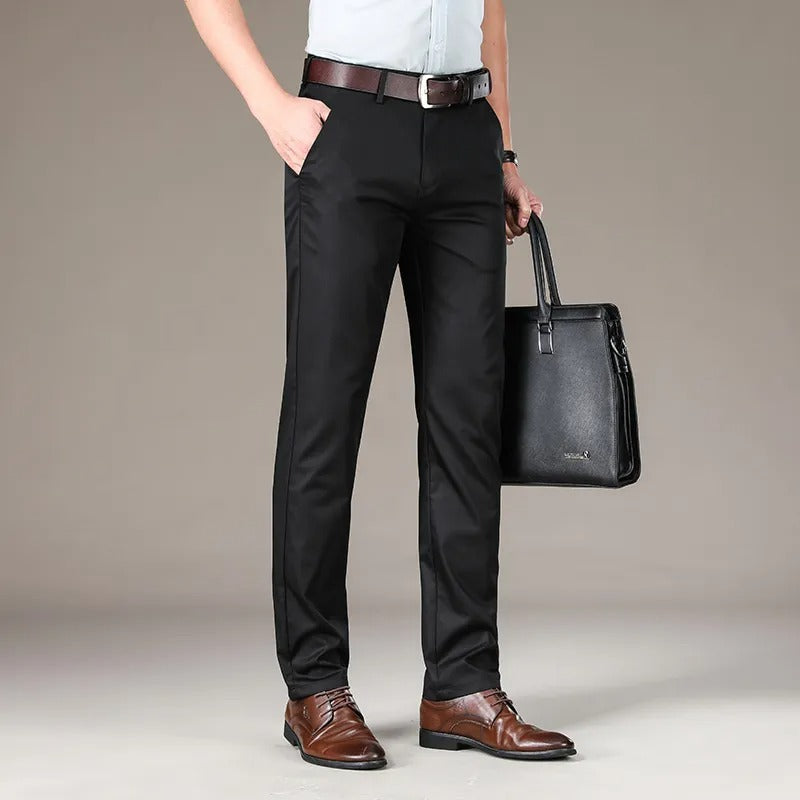Pantalon noir coupe droite élégant pour homme, parfait pour un style professionnel ou de cérémonie.