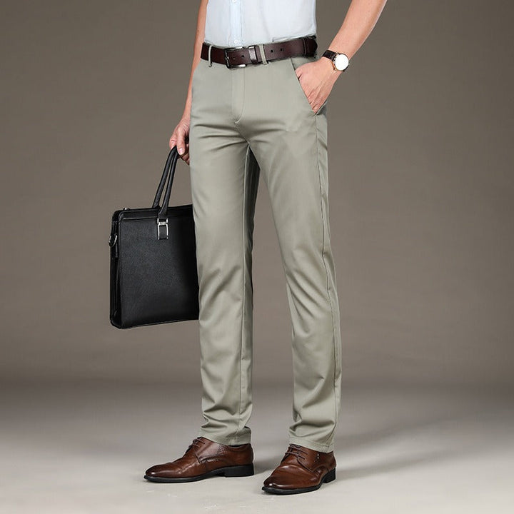 Pantalon vert clair habillé homme, coupe droite chic, idéal pour occasions formelles ou estivales.